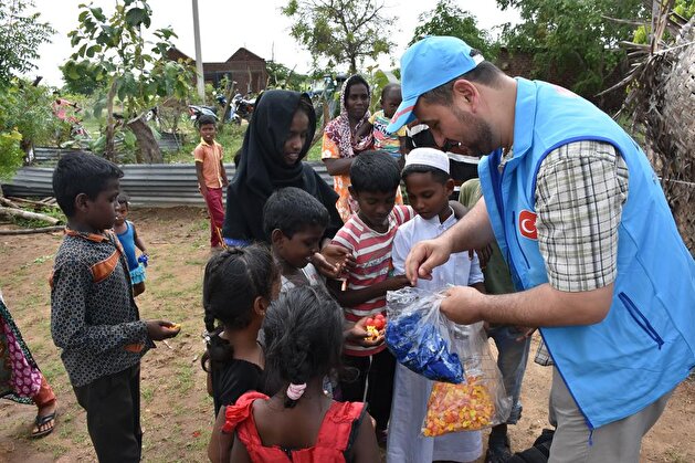 Turkish aid agencies provide iftar meals abroad