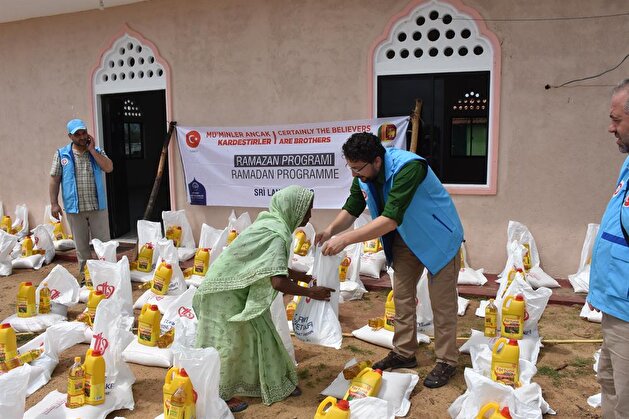 Turkish aid agencies provide iftar meals abroad
