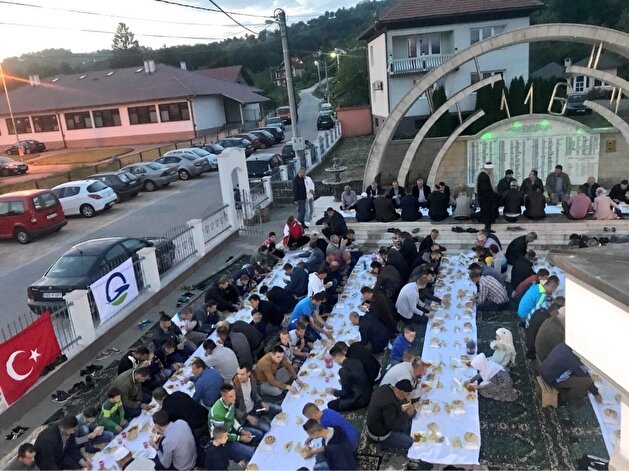 Turkish aid agencies provide iftar meals abroad