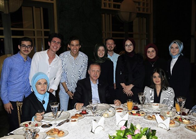 Erdoğan, First Lady host youths for sahur