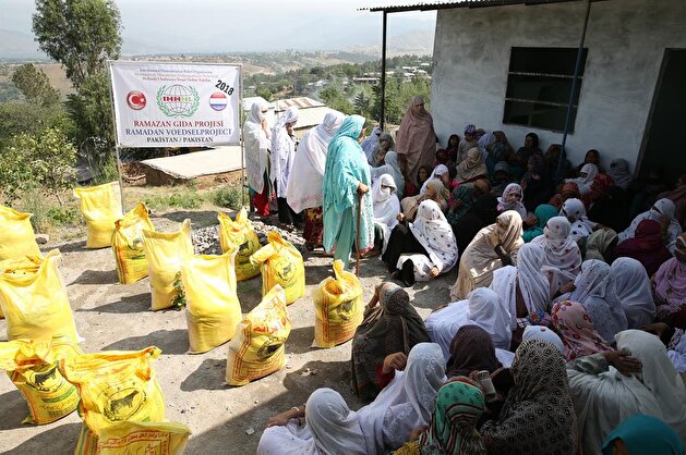 Turkish aid agency distributes aid in Pakistan
