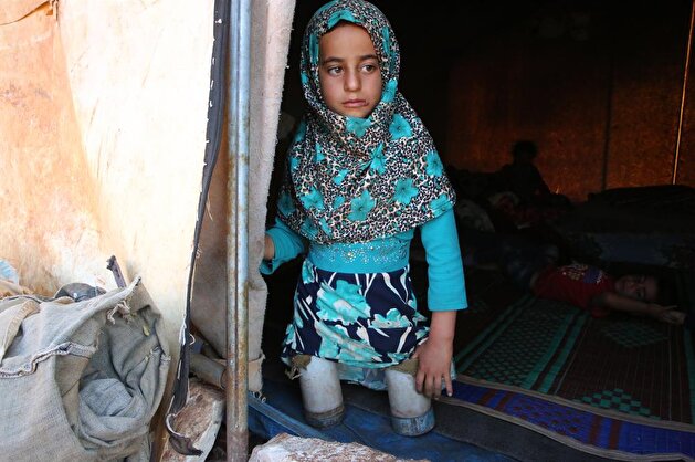 Disabled Syrian refugee girl uses tin cans for legs to go to school