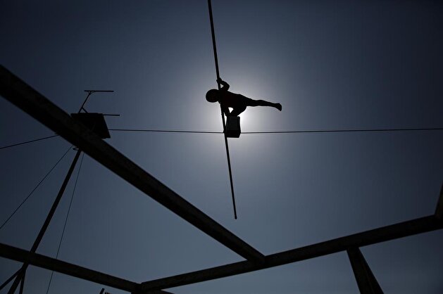 Turkish acrobat performs on tightrope for half a century