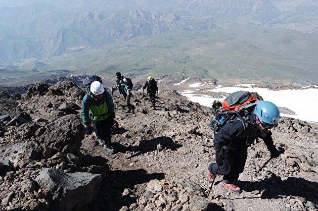 Turkish climbers raise national flag on highest peaks in Iran