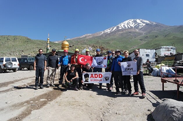 Turkish climbers raise national flag on highest peaks in Iran