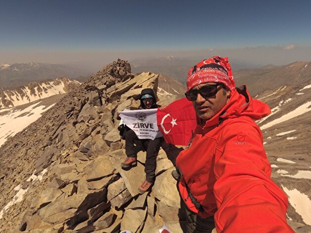 Turkish climbers raise national flag on highest peaks in Iran