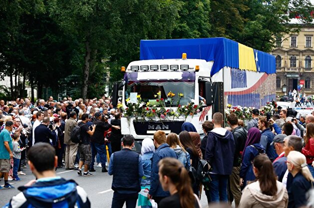 Bosnians honor Srebrenica victims with flowers and tears