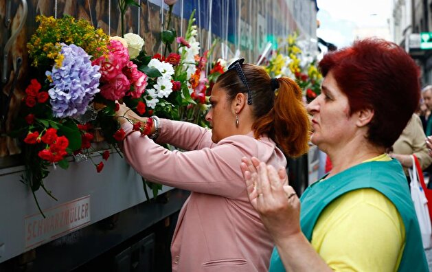 Bosnians honor Srebrenica victims with flowers and tears