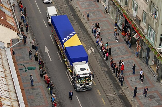 Bosnians honor Srebrenica victims with flowers and tears