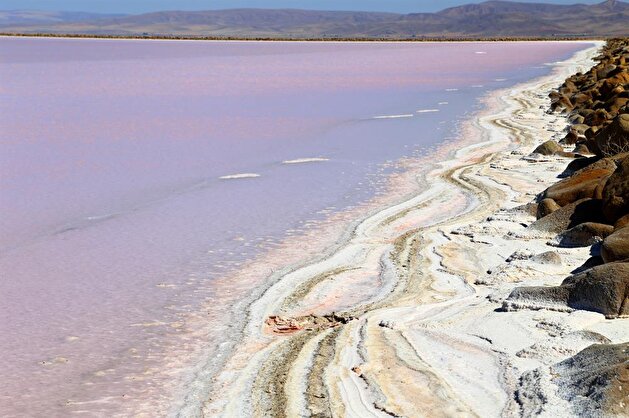 Salt Lake's color turns White to Red in Turkey's Aksaray
