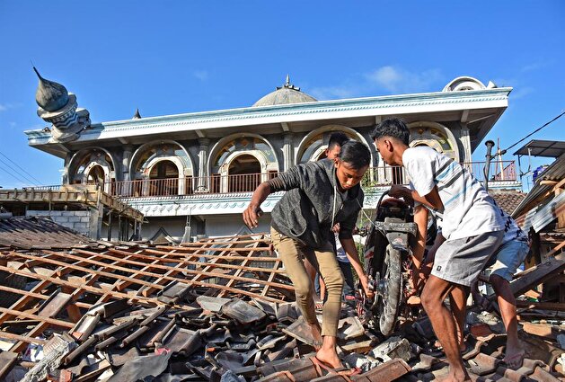 Earthquake aftermath in Indonesia
