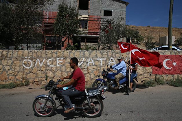Turkey deploys armored vehicles to Syrian border