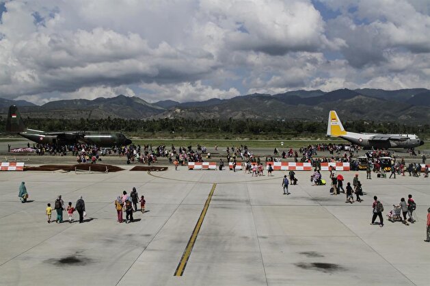 Evacuation of earthquake and tsunami victims in Indonesia