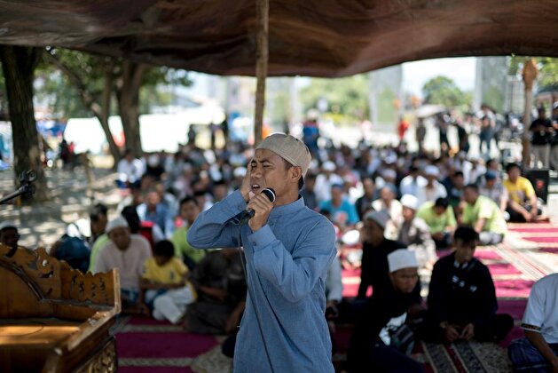 Indonesians gather for Friday prayers despite devastating quake, tsunami