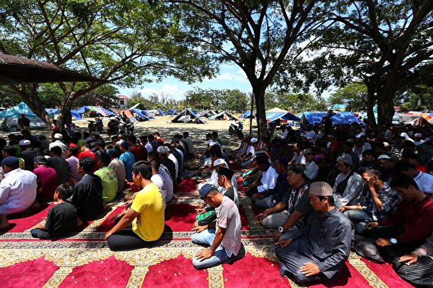 Indonesians gather for Friday prayers despite devastating quake, tsunami