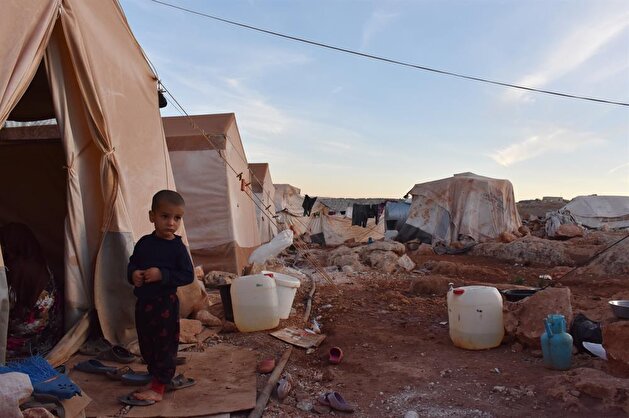 Turkmens await help at makshift camp in Syria's Idlib