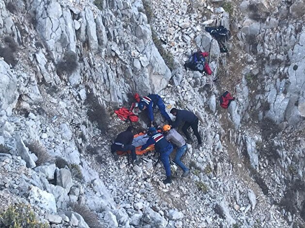 Breathtaking rescue operation to save French paraglider stranded on cliff side