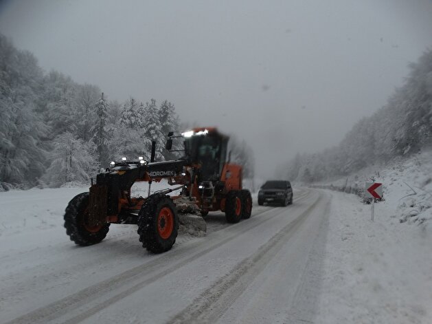 Snow turns cities into winter wonderland in Turkey