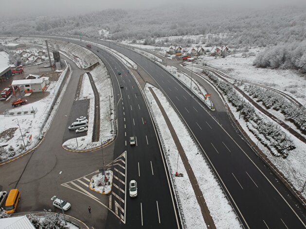 Snow turns cities into winter wonderland in Turkey