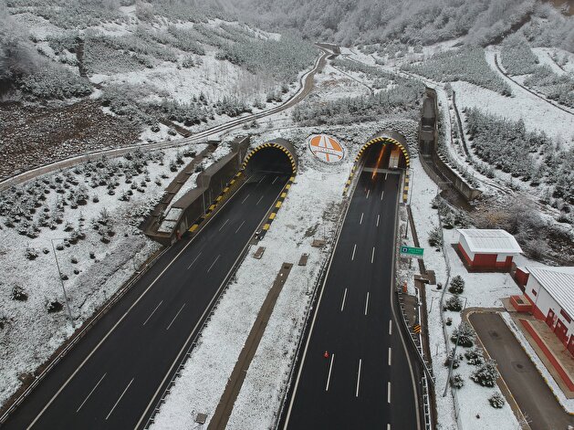 Snow turns cities into winter wonderland in Turkey