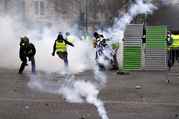 French police clash with protesters in Paris