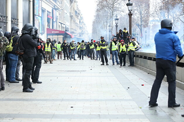 French police intervene in Yellow Vests' protest in Paris