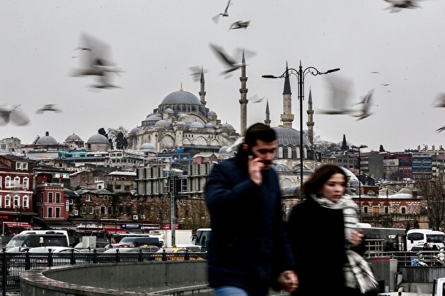 Seagulls provide unique visual feast on rainy day in Istanbul