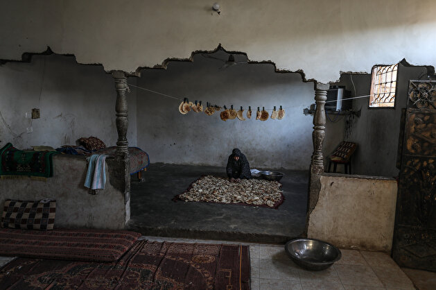 Gazan woman battles poverty by selling bread crumbs