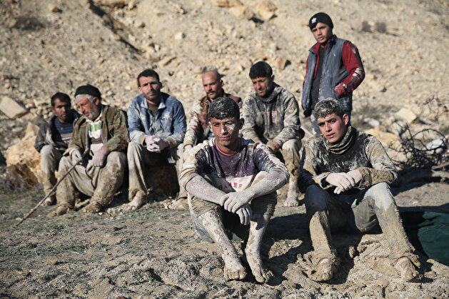 People mobilize to rescue sheep stuck in mud in SE Turkey