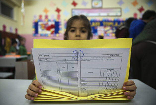 18 million Turkish students receive midterm report cards