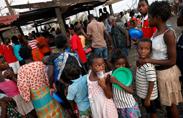 People wait for food aid in the aftermath of Cyclone Idai