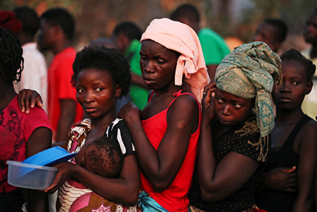 People wait for food aid in the aftermath of Cyclone Idai