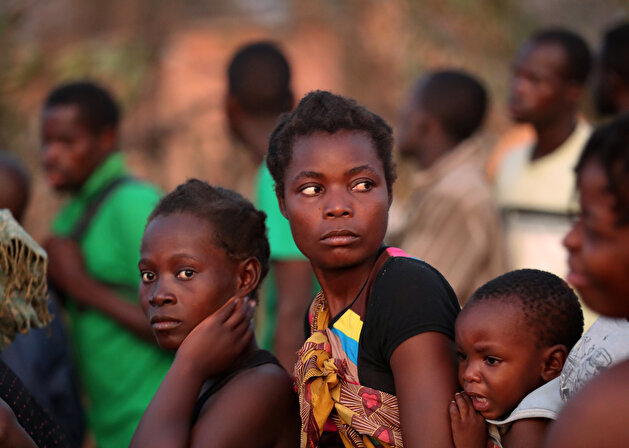 People wait for food aid in the aftermath of Cyclone Idai