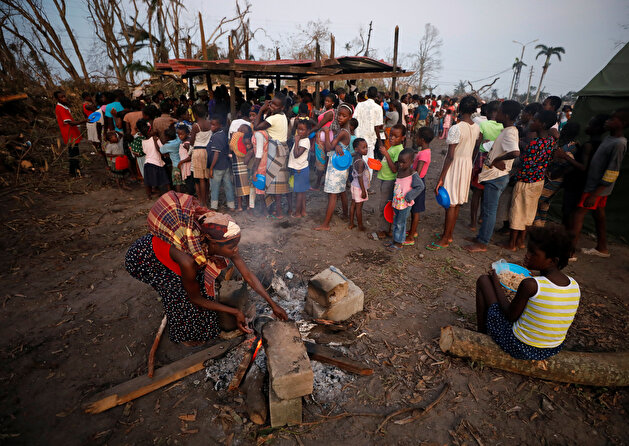 People wait for food aid in the aftermath of Cyclone Idai