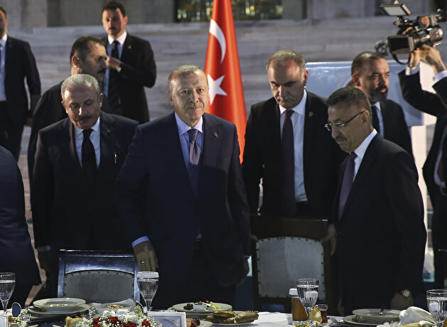 Turkey's President Erdoğan attends fast-breaking dinner