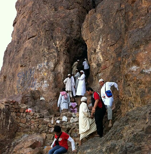Prospective pilgrims at Ghar Thawr