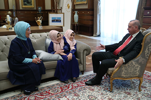 President Erdoğan welcomes siamese twin in Turkey