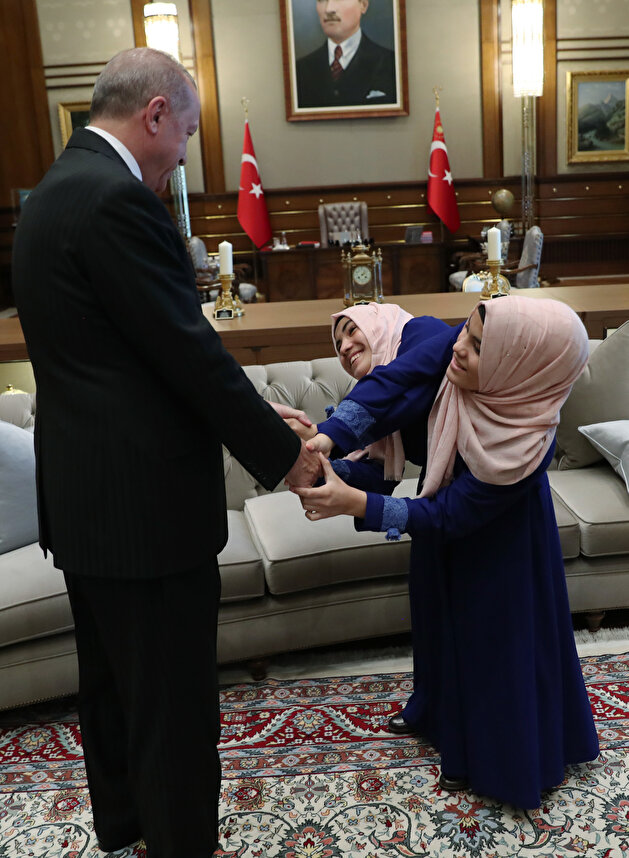 President Erdoğan welcomes siamese twin in Turkey