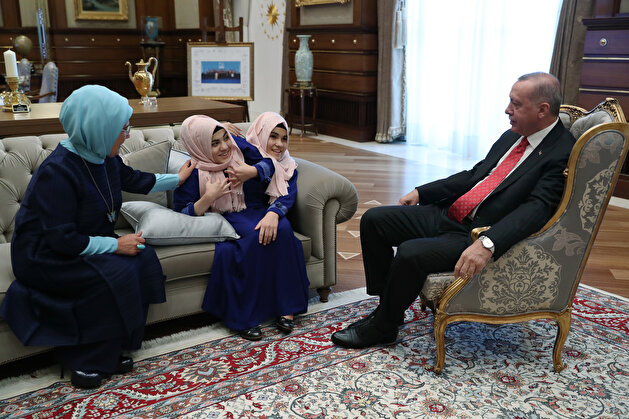 President Erdoğan welcomes siamese twin in Turkey