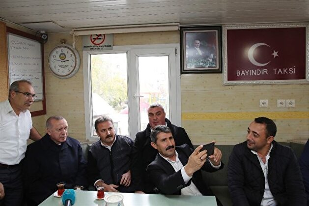 How do you take your tea? Erdoğan stops to chat with taxi divers in Ankara