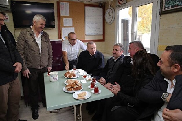 How do you take your tea? Erdoğan stops to chat with taxi divers in Ankara
