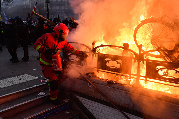 Pension protests paralyze life across France