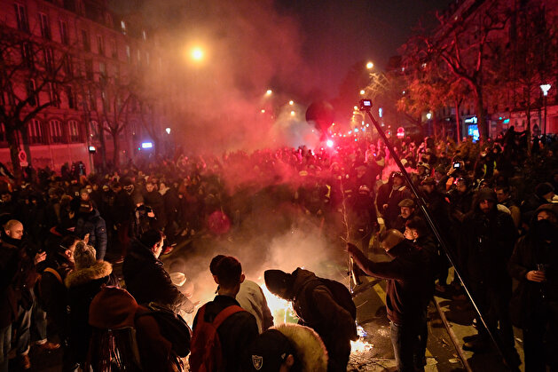 Pension protests paralyze life across France
