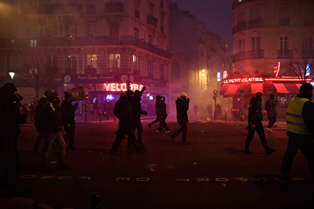 Pension protests paralyze life across France