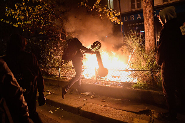 Pension protests paralyze life across France