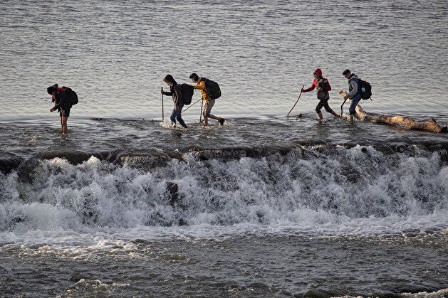 Irregular migrants cross Meric river to reach Greece