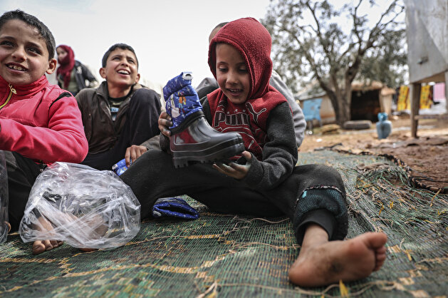 Turkish team distributes humanitarian aid in Idlib, Syria