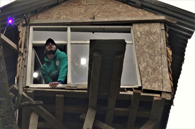 Turkish man hunkers down in treehouse amid Covid-19 outbreak