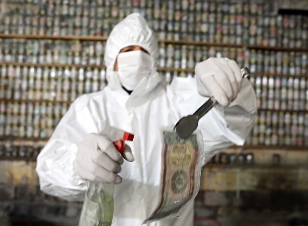Museum owner disinfects 4 tons of money in SE Turkey