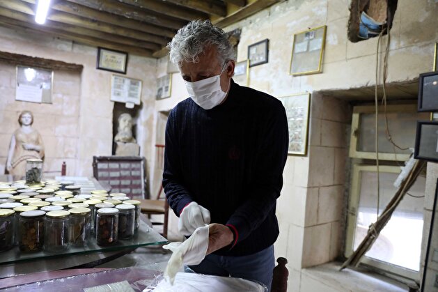 Museum owner disinfects 4 tons of money in SE Turkey